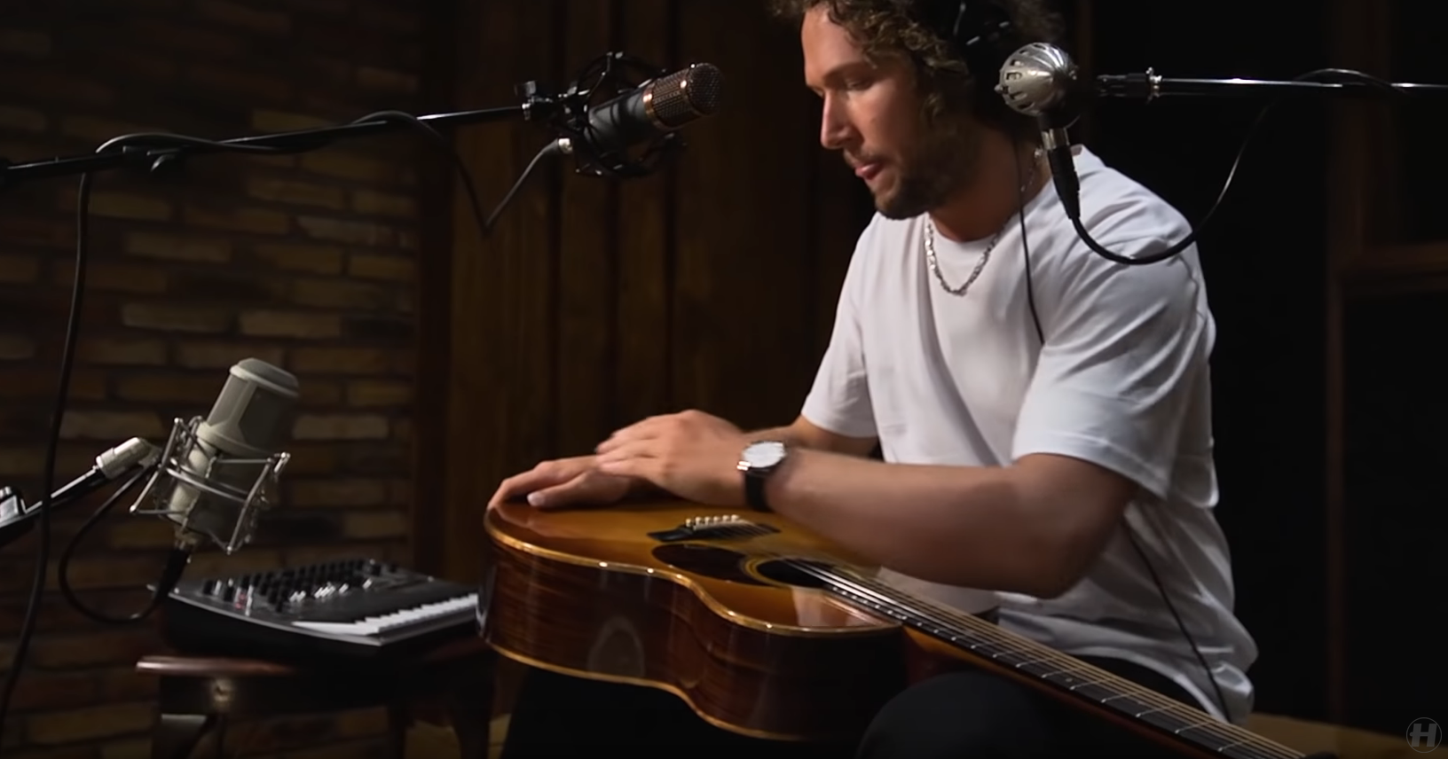 Logistics – Broken Light (feat. Thomas Oliver) [Official Acoustic Video]